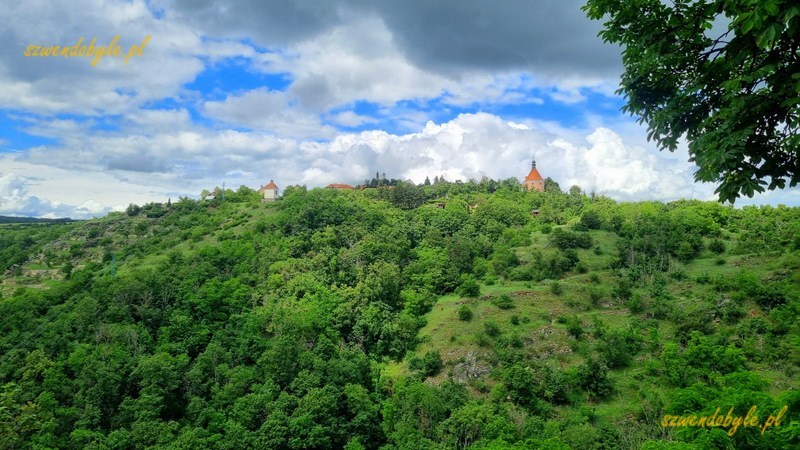 Znojmo, widok z zamkowego dziedzińca na wzgórze, na którym można dostrzec kaplicę św. Eliasza. 20240601_123428-ink