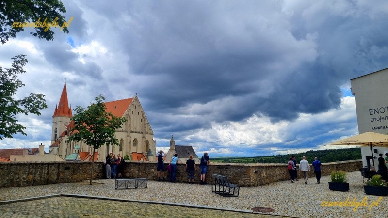 Znojmo, widok z placu przed browarem w kierunku kościoła św. Mikołaja. 20240601_124033-ink