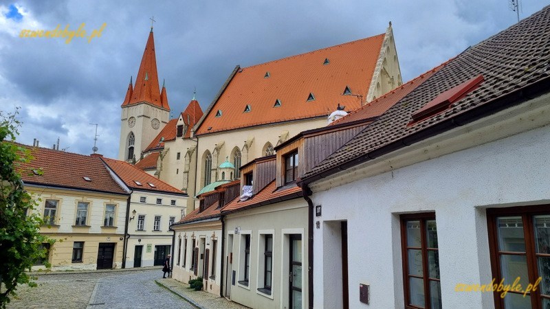 Znojmo. Uliczka z zabytkowymi kamieniczkami, nad którymi góruje kościół św. Mikołaja. 20240601_124328-ink