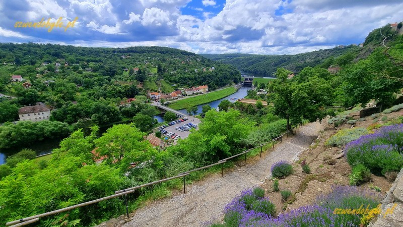 Znojmo, widok na rzekę Dyja i wzgórza z pnącej się stromo alejki. 20240601_140818-ink