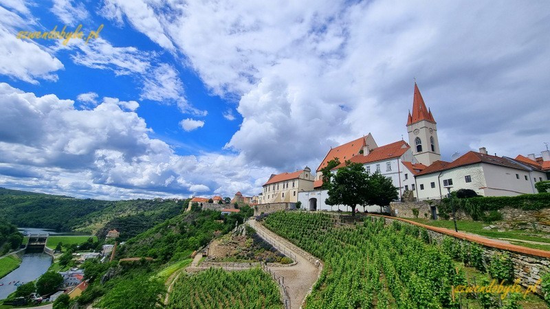 Znojmo, widok na rzekę Dyja i wzgórza z pnącej się stromo alejki. Na zdjęciu dominuje kościół św. Mikołaja. 20240601_141547-ink