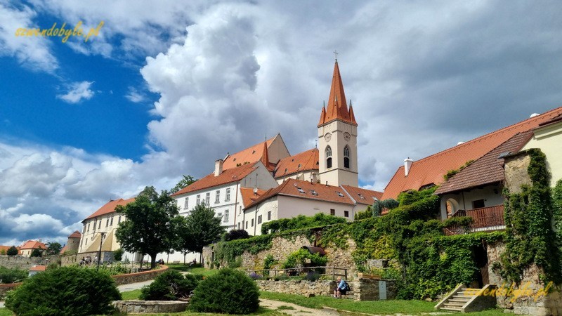 Znojmo, panorama z widokiem na kościół św. Mikołaja. 20240601_141731-ink