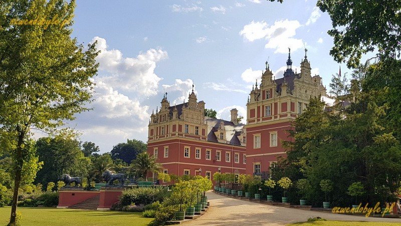 Bad Muskau, Neues Schloss / Mużaków. Nowy Zamek. Widok od strony ogrodu, podjazd prowadzi do zamku. 20230614_171601-ink