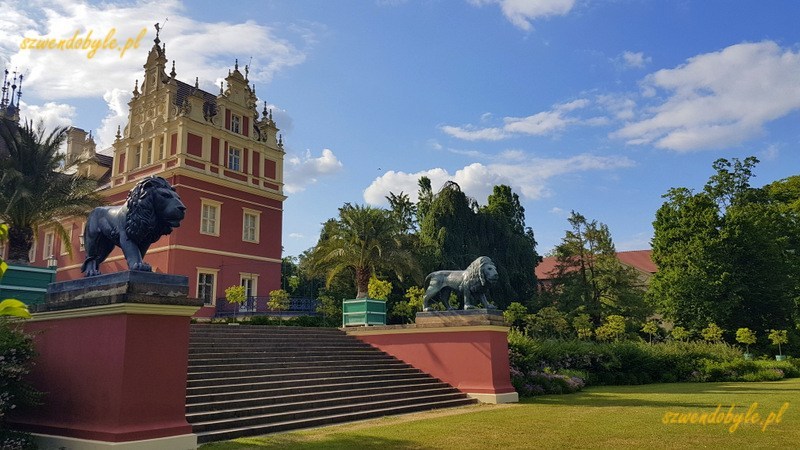 Bad Muskau, Neues Schloss / Mużaków. Nowy Zamek. Na pierwszym planie figury 2 lwów, krocząych w stronę ogrodu po obu stronach schodów. 20230614_172002-ink