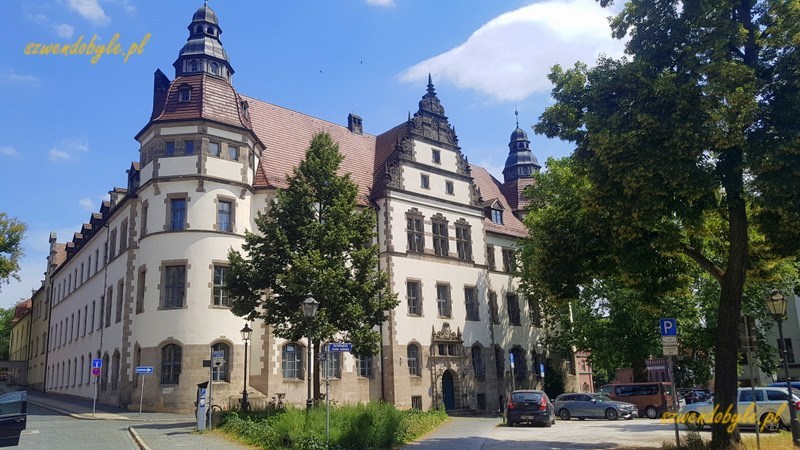 Cottbus, zabytkowe budynki sądu administracyjnego i parking przed nimi. 20240626_140737-ink