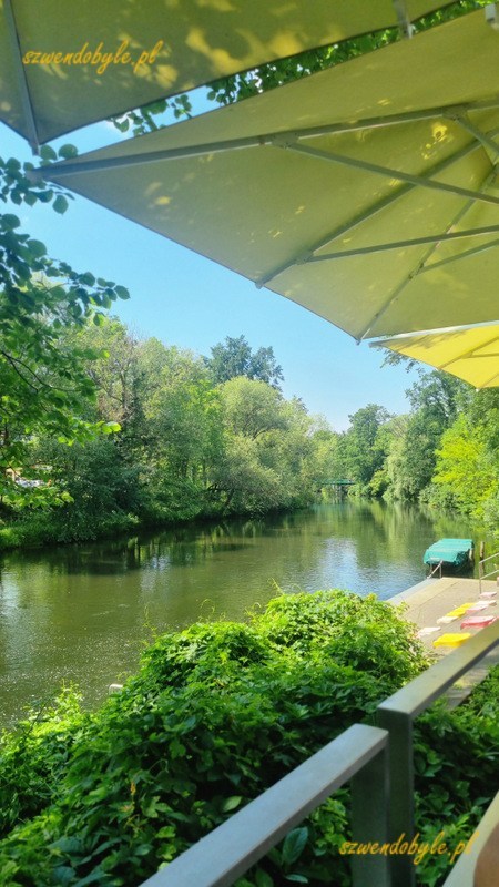 Cottbus, widok na Szprewę, u góry fragment żółtego parasola. 20240626_145946-ink