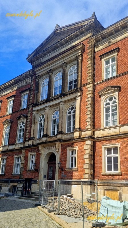 Cottbus, budynek sądui padający na niego cień wieży zamkowej (Schlossturm). 20240626_152838-ink