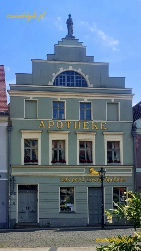 Cottbus, kamienica, w której mieści się zabytkowa apteka - muzeum farmacji. 20240626_153615-ink