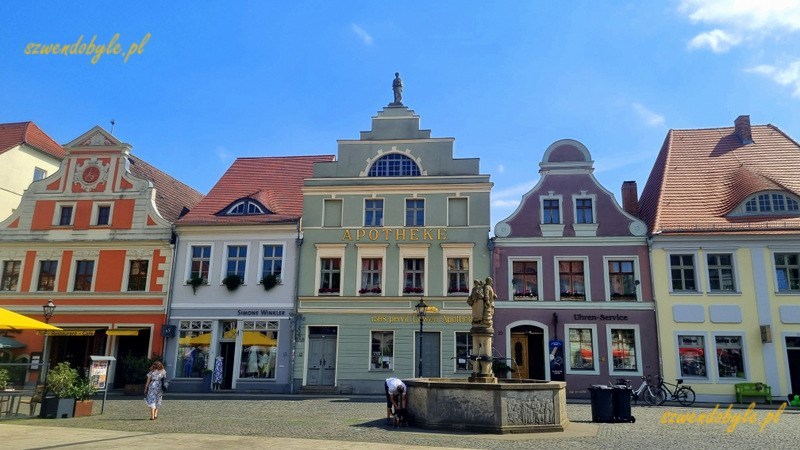 Cottbus, widok na kamienice w rynku. Pośrodku muzeum farmacji. 20240626_153645-ink