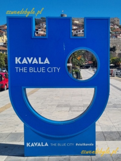 Grecja, Kawala. Tablica w kształcie herbu miasta z napisem KAVALA THE BLUE CITY. 20240916_151559_1-ink