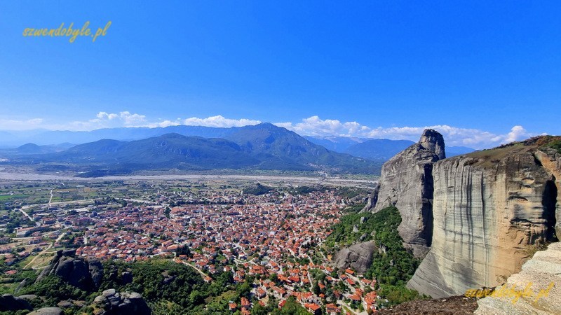 Grecja, Meteory. Panorama doliny i widok na miasto Kalambaka u st&oacute;p meteor&oacute;w. 20240923_121123-ink
