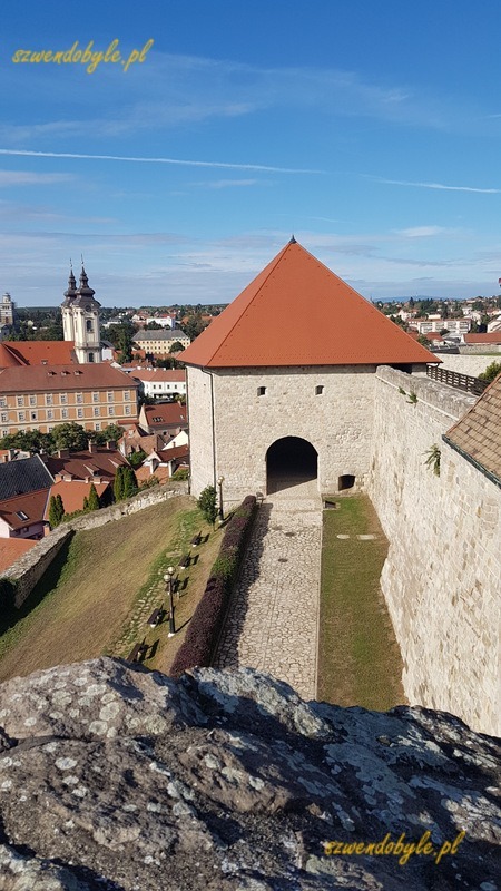 Eger, widok z góry na basztę zamku.