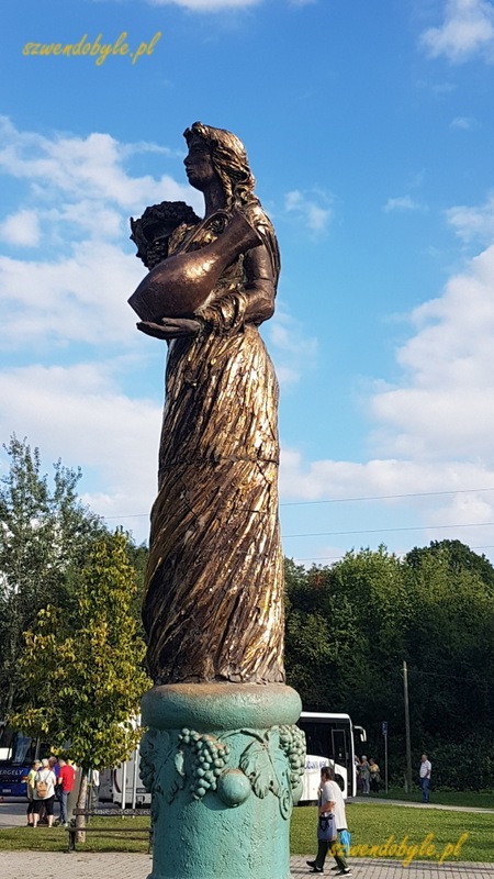 Eger, Dolina Pięknej Pani. Rzeźba z wyobrażeniem Pięknej Pani z dzbanem wina. 