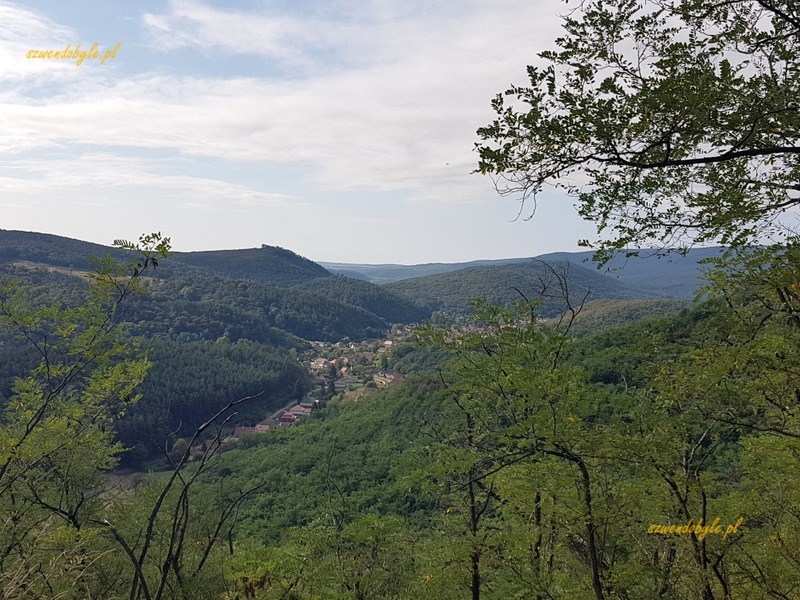 Sirok, widok ze skał na góry i dolinę rzeki Tarna.