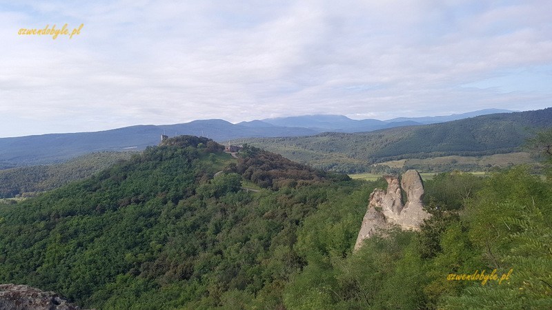 Sirok, panorama gór z widokiem na ruiny zamku oraz formacje skalne Barát-szikla i Apáca-szikla (Mnich i Zakonnica).