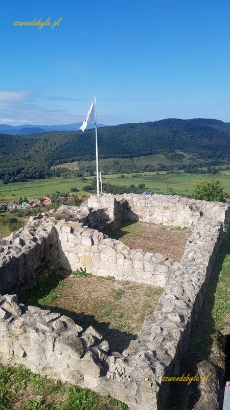 Sirok, widok na fragment ruin na szczycie Góry Zamkowej. Widać mur - ściany 2 komnat. W tle widać góry.