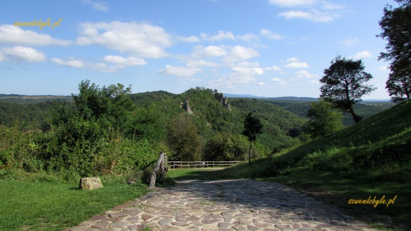 Sirok, widok brukowanego fragmentu drogi prowadzącej na zamek.