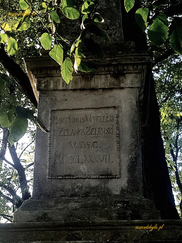 Kraków — Łuczanowice, Kopiec Lutrów. Obelisk na szczycie kopca i tablica nagrobna Marcjana Żeleńskiego.