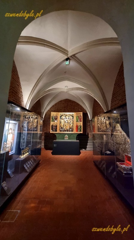 Krakow, Muzeum Duchowości i Kultury Cystersów w Mogile. Sala z drewnianym ołtarzem na końcu. 20250613_115558-ink