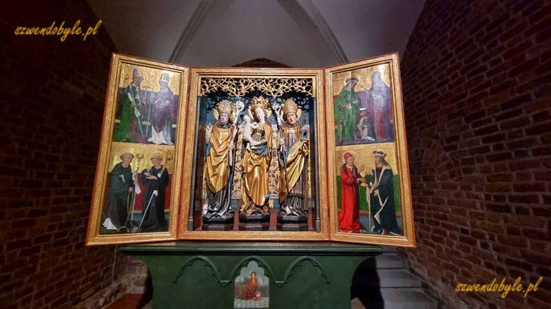Krakow, Muzeum Duchowości i Kultury Cystersów w Mogile. Drewniany ołtarz - tryptyk. 20250613_115630-ink