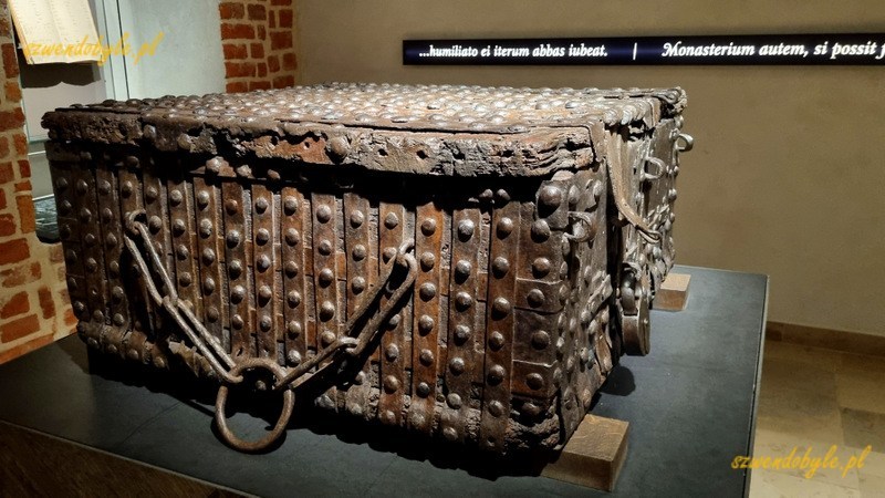 Krakow, Muzeum Duchowości i Kultury Cystersów w Mogile. Drewniany kufer okuty żelaznymi sztabami. 20250613_121851-ink