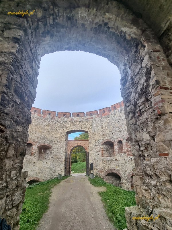 Zamek Tenczyn, barbakan.