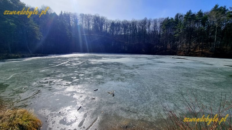Małopolska, Staw Zielony niedaleko Pustynia Błędowskiej jeszcze pokryty cienką warstwą lodu. 20260308_110659-ink