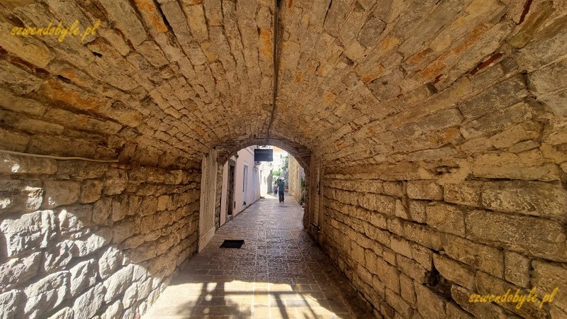Czarnogóra, Budva. Przejście w formie tunelu pomiędzy wąskimi ulicami. 20250502_091251-ink