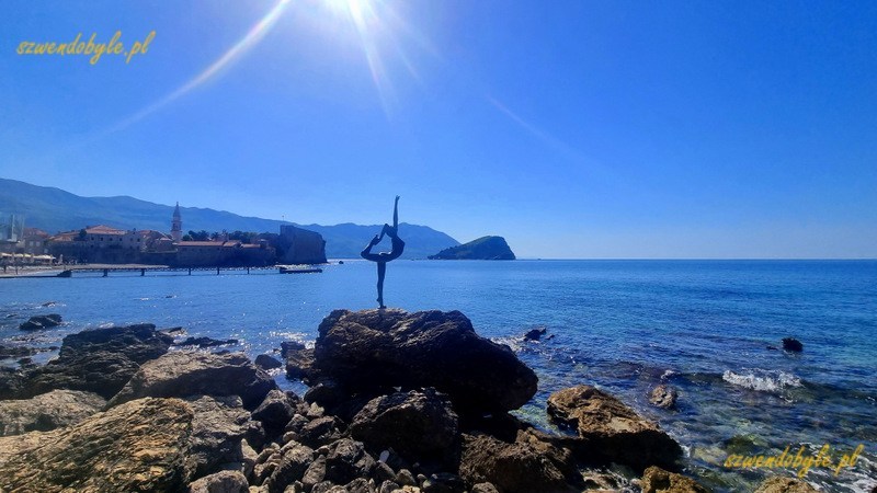 Czarnogóra, Budva. Rzeźba Tancerki na tle morza,na drugim planie widać Stare Miasto i góry. 20250502_093304-ink