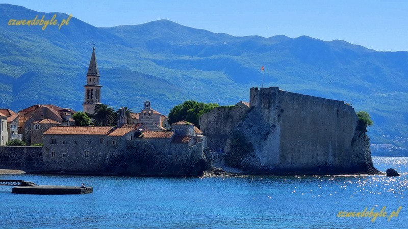 Czarnogóra, Budva. Widok przez wodę na Stare Miasto. 20250502_093506-ink