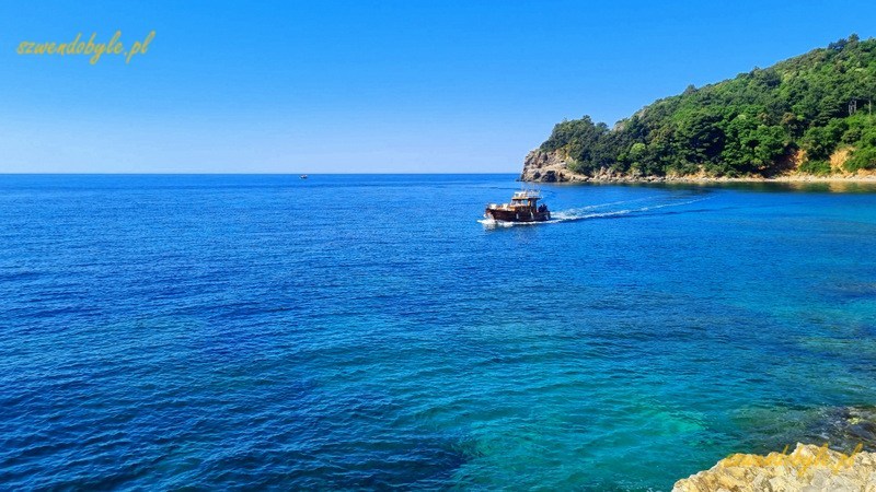 Czarnogóra, Budva. niewielki statek płynie w zatoce. 20250502_093635-ink