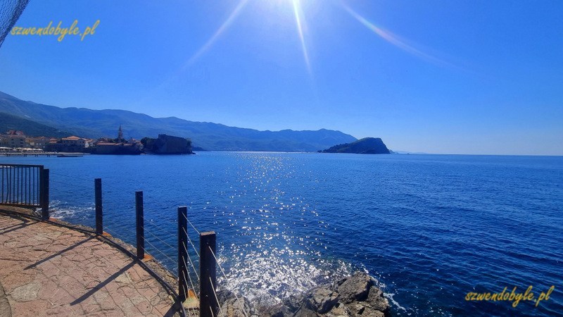 Czarnogóra, Budva. Chodnik u podnóża nadmorskich skał. 20250502_093640-ink