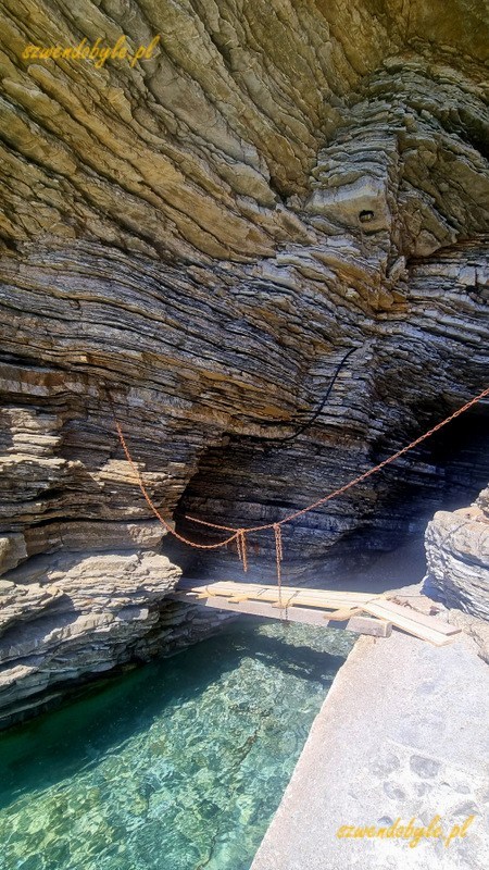Czarnogóra, Budva. Chodnik prowadzący do wykutego w skałach przejścia. 20250502_094425-ink