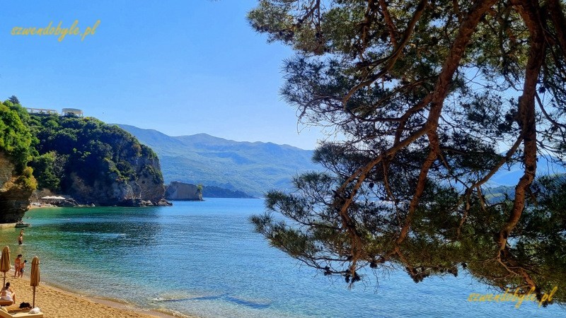 Czarnogóra, Budva. Widok z góry na wodę, widać fragment plaży Mogren. 20250502_100326-ink