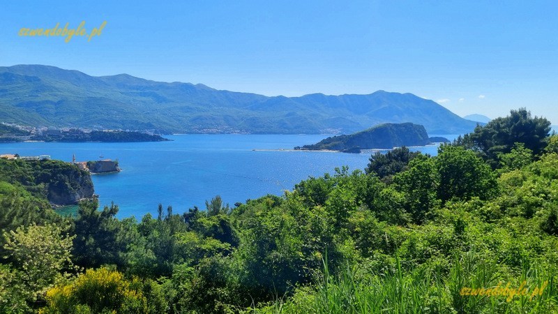 Czarnogóra, Budva. Widok na zatokę z góry, od strony fortu Mogren. 20250502_102241-ink