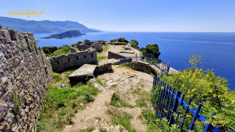 Czarnogóra, Budva. Widok z góry na pozostałości po forcie Mogren. 20250502_103006-ink