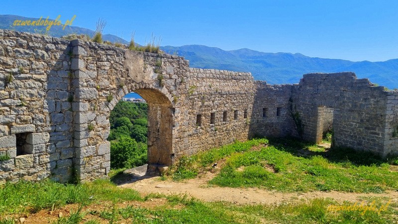 Czarnogóra, Budva. Mury i brama fortu Mogren, widok od strony wewnętrznej. 20250502_104745-ink