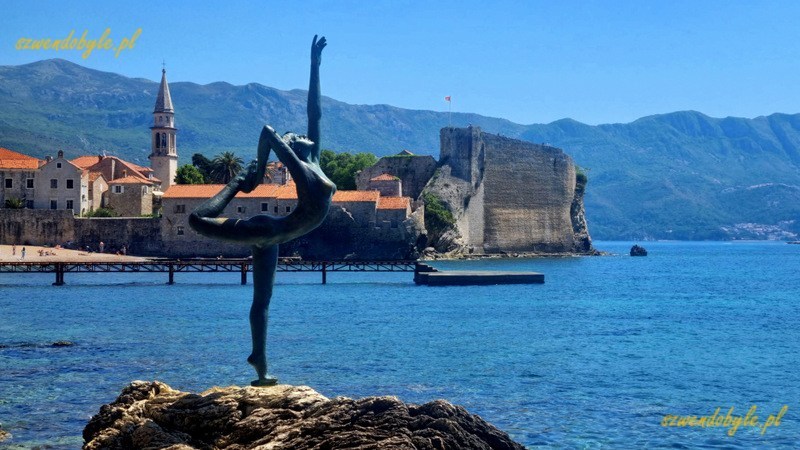 Czarnogóra, Budva. Rzeźba Tancerki na tle morza i Starego Miasta. 20250502_115358-ink