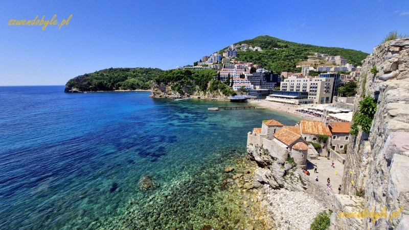 Czarnogóra, Budva. Widok z murów Cytadeli na zatokę w kierunku fortu Mogren. 20250502_122339-ink