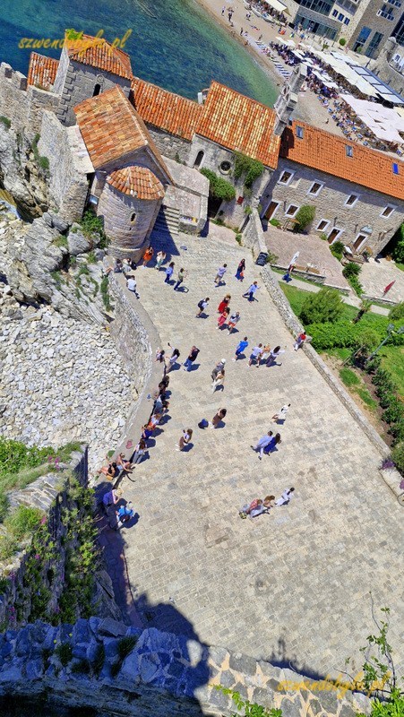 Czarnogóra, Budva. Widok z murów Cytadeli na główny plac starej Budvy. 20250502_122548-ink