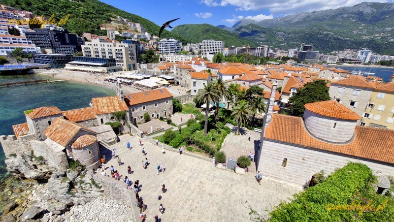 Czarnogóra, Budva. Widok z murów Cytadeli na główny plac starej Budvy. 20250502_122607-ink