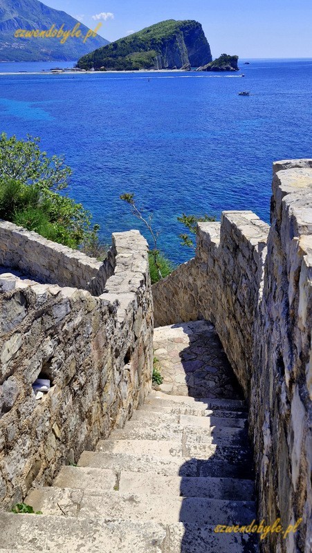 Czarnogóra, Budva. Kamienne schody z murów Cytadeli. Na drugim planie morze o wystająca z niego wyspa. 20250502_123716-ink