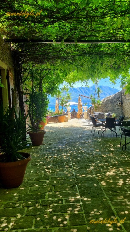 Czarnogóra, Budva. zacieniona część tarasu Cytadeli. 20250502_130421-ink