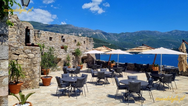 Czarnogóra, Budva. Stoliki w słońcu na tarasie Cytadeli. 20250502_130508-ink