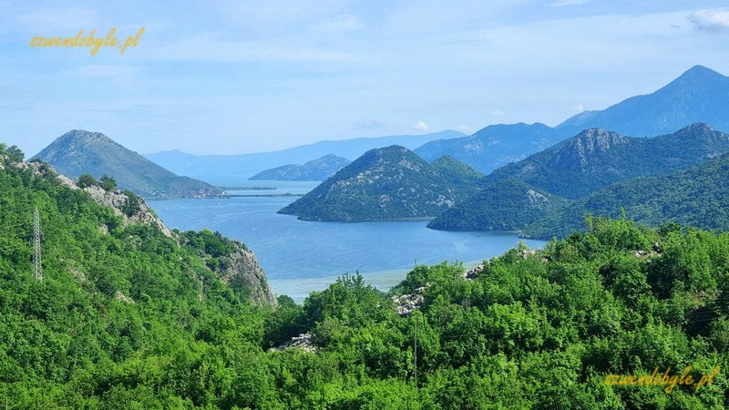 Czarnogóra, widok na Jezioro Szkoderskie z punktu widokowego na drodze. B3. 20250504_154945-ink
