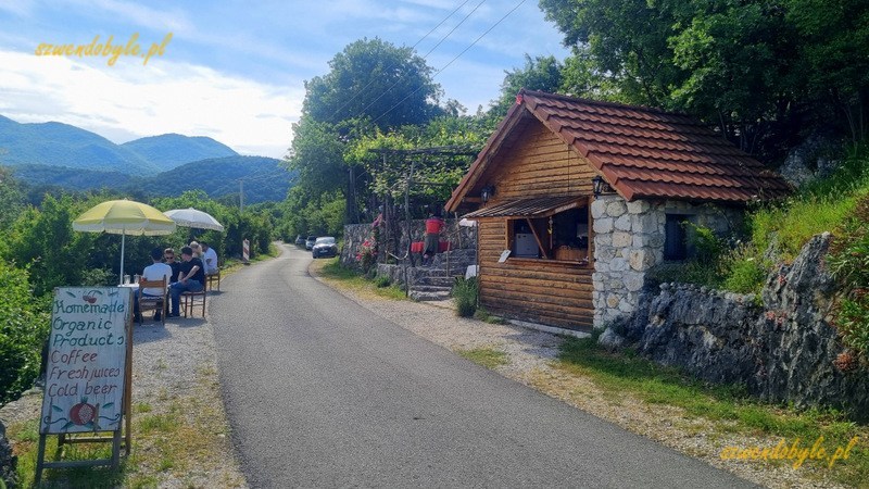 Czarnogóra, knajpka przy drodze B3. 20250504_155409-ink