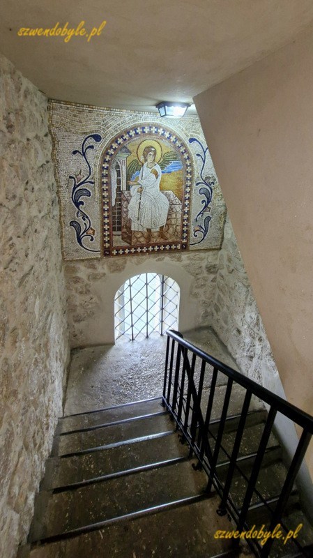 Czarnogóra, monastyr Ostrog. Klatka schodowa prowadząca na taras widokowy. 1_20250426_112117-ink