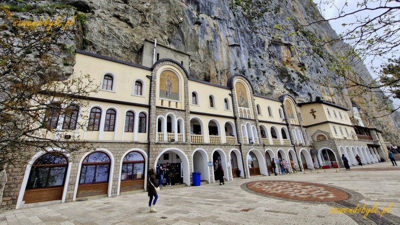 Czarnogóra, monastyr Ostrog. Budynek przy ścianie skalnej. 20250426_104643-ink