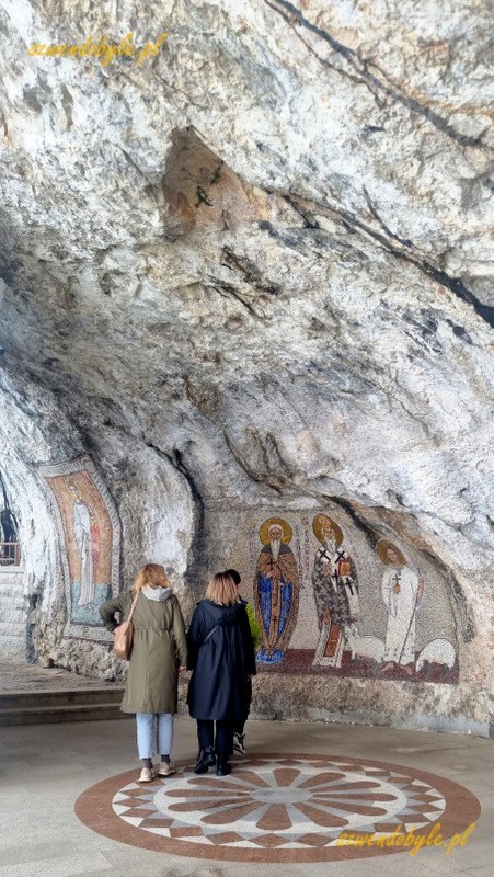 Czarnogóra, monastyr Ostrog. Malowidła ścienne na skale. 20250426_111645-ink