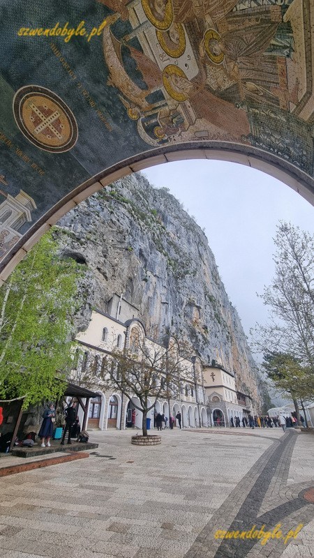 Czarnogóra, sklepienie głównej bramy i widok na monastyr Ostrog. 20250426_112741-ink